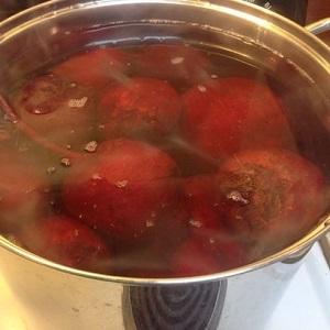 Do I need to peel the beets before cooking - we will learn how to cook it using the life hacks of experienced housewives
