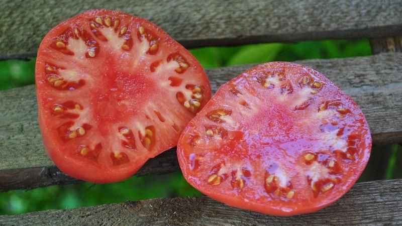 A bright early tomato with large fruits - tomato is the King of the market and the secrets of its cultivation from experienced gardeners