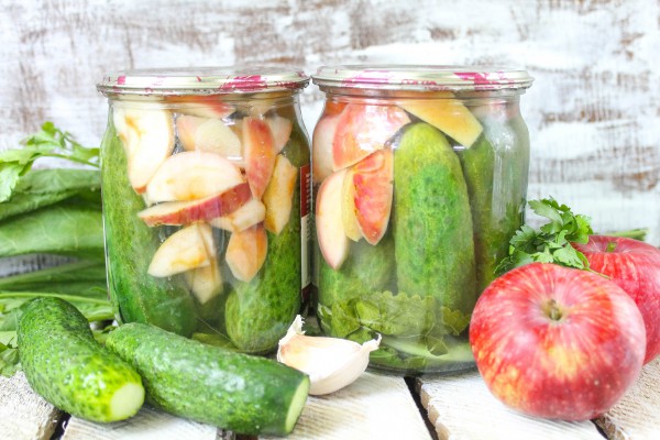 Recipes for cucumbers with apples for the winter: we cook deliciously and roll up correctly