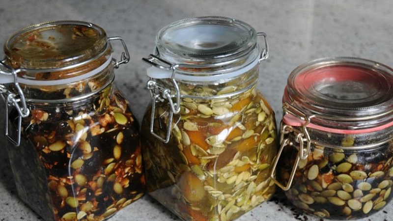 Delicious and useful medicine - pumpkin seeds with honey for prostatitis: recipes and treatment rules