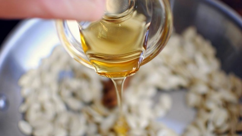 Delicious and useful medicine - pumpkin seeds with honey for prostatitis: recipes and treatment rules