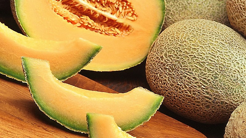 Is it possible to eat a melon on an empty stomach: benefits, harms and contraindications
