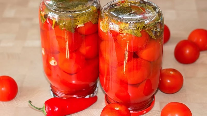 An early ripe and unpretentious variety that gives a bountiful harvest: the Prima donna tomato is a favorite of domestic gardeners