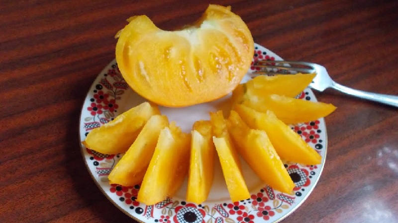Lemon Giant variety - a tomato with extraordinary taste, bright color and incredibly large juicy fruits