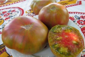 Description of tomatoes of the Pineapple variety: features of their cultivation in open and closed ground