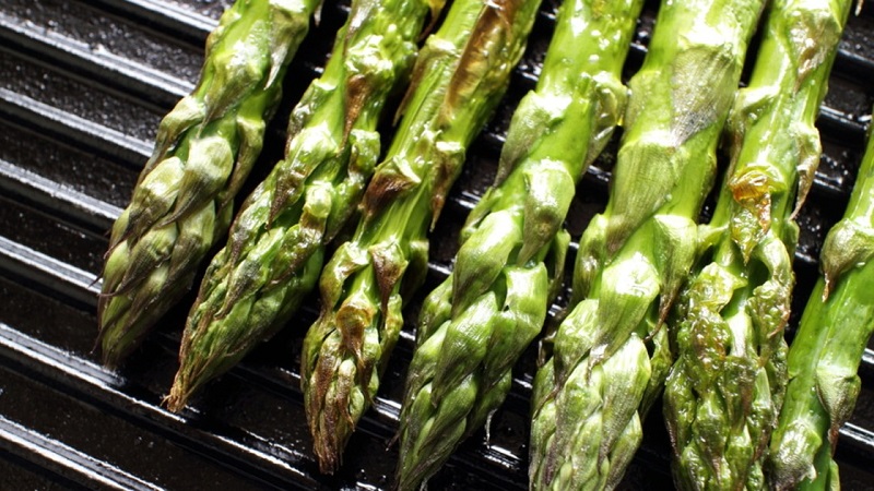 Can asparagus be eaten while breastfeeding and how to cook it properly