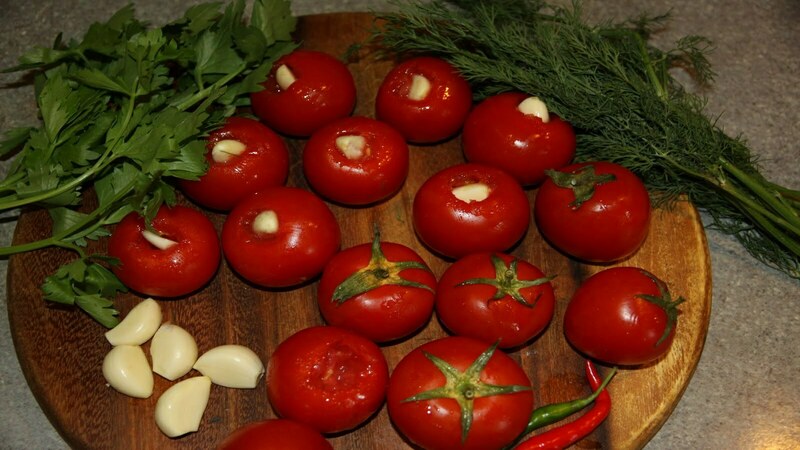 How to cook delicious and original sweet tomatoes in liter jars for the winter