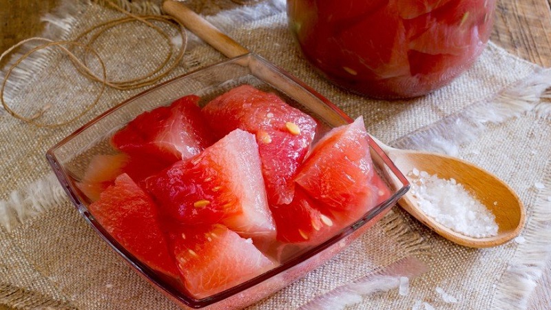 How to prepare tasty and healthy watermelons in your own juice for the winter
