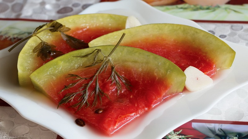 How to prepare tasty and healthy watermelons in your own juice for the winter