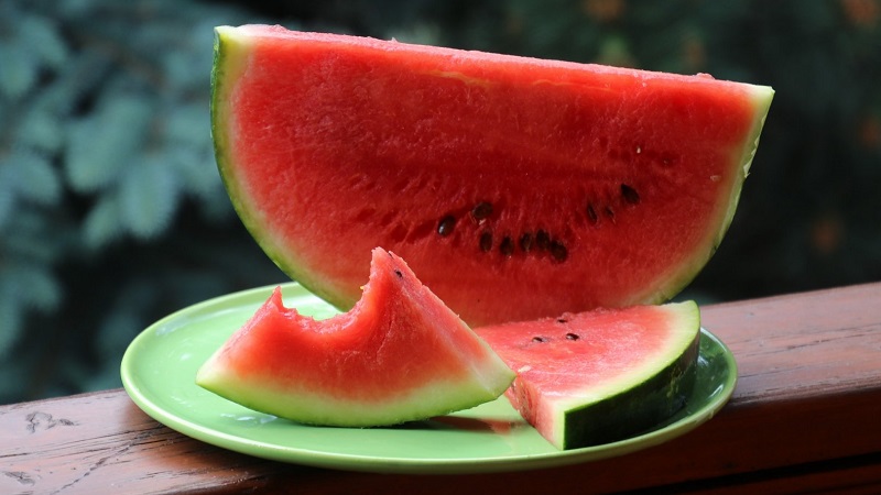 How to understand that a watermelon has gone bad and what to do if it happened
