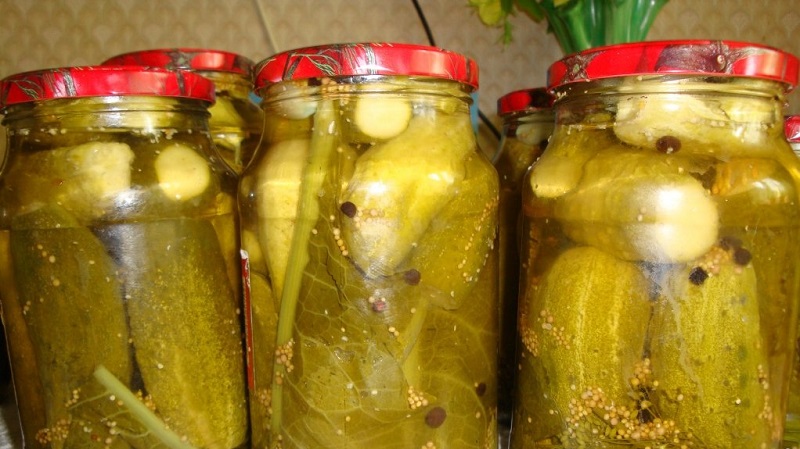 How to cook aromatic and crunchy cucumbers with mustard for the winter