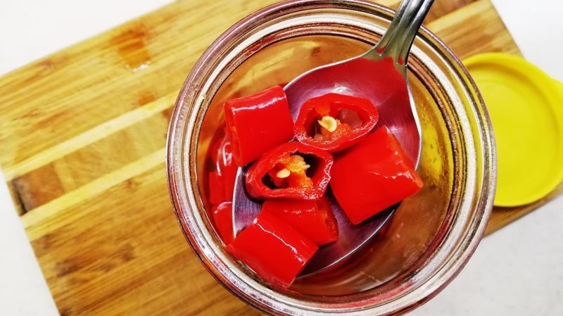 How to cook pickled hot peppers for the winter without sterilization: the simplest and most delicious recipes