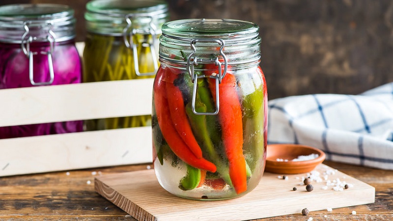 How to cook pickled hot peppers for the winter without sterilization: the simplest and most delicious recipes