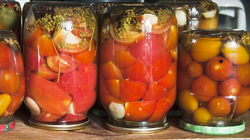 How to cook delicious and original sweet tomatoes in liter jars for the winter