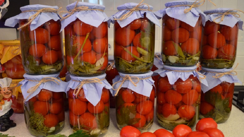 How to cook delicious and original sweet tomatoes in liter jars for the winter
