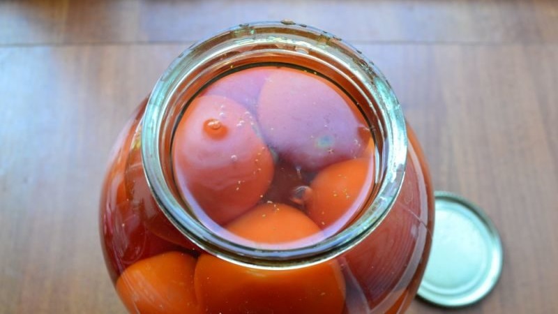 How to cook delicious and original sweet tomatoes in liter jars for the winter