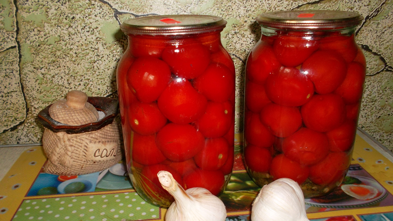 How to cook delicious and original sweet tomatoes in liter jars for the winter