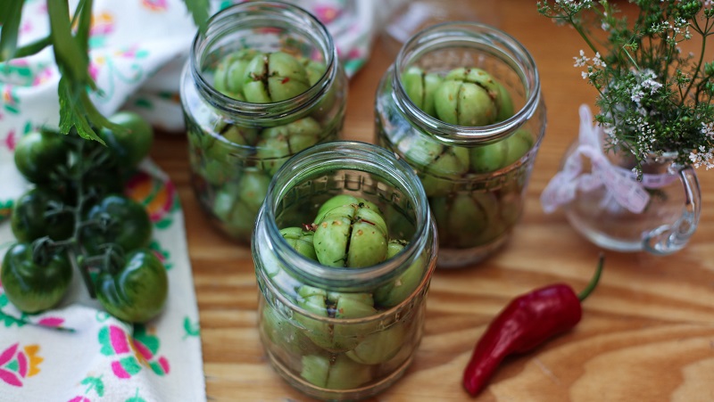 How to deliciously cook salted green tomatoes for the winter: a selection of the best recipes