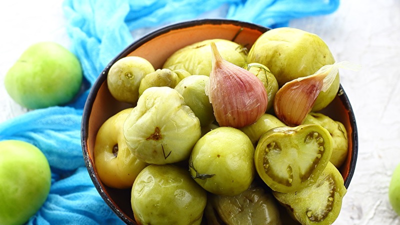 Best methods for cold pickling green tomatoes in a bucket
