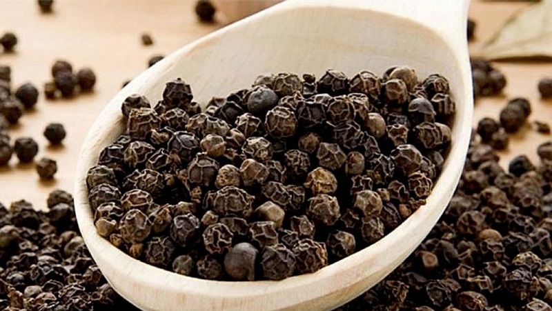 The benefits and harms of black pepper, as well as ways to use it in cooking, cosmetology and traditional medicine