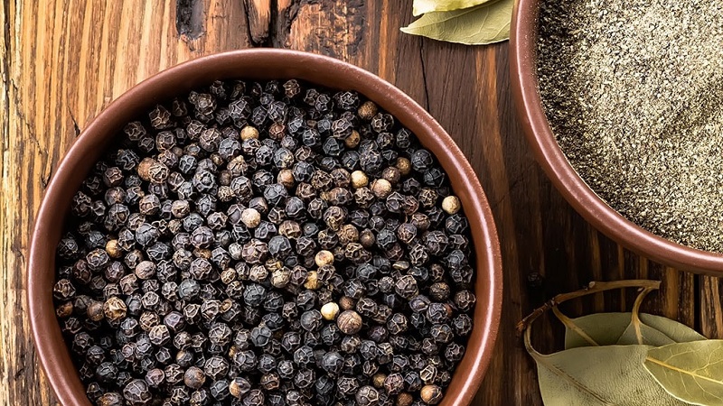 The benefits and harms of black pepper, as well as ways to use it in cooking, cosmetology and traditional medicine