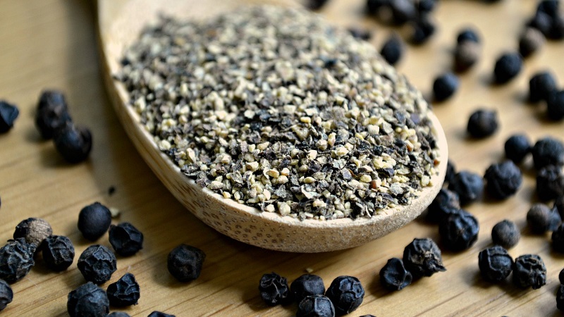 The benefits and harms of black pepper, as well as ways to use it in cooking, cosmetology and traditional medicine