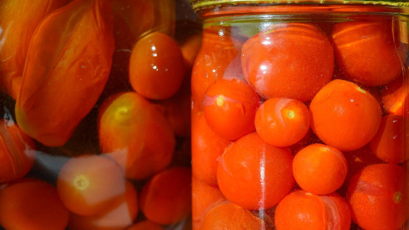 The most delicious recipes for pickled tomatoes for the winter in jars: how to cook and roll the blanks correctly