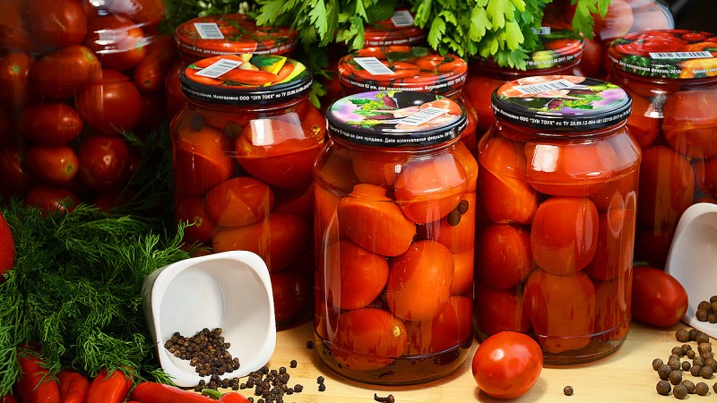 The most delicious recipes for pickled tomatoes for the winter in jars: how to cook and roll the blanks correctly