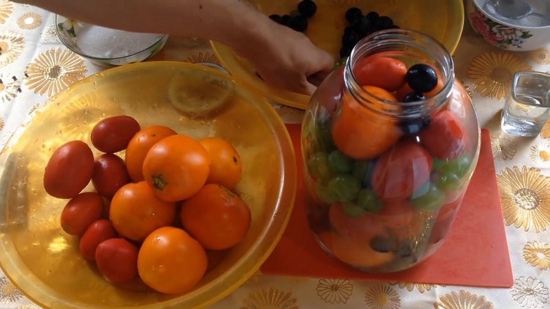 The most delicious recipes for pickled tomatoes for the winter in jars: how to cook and roll the blanks correctly