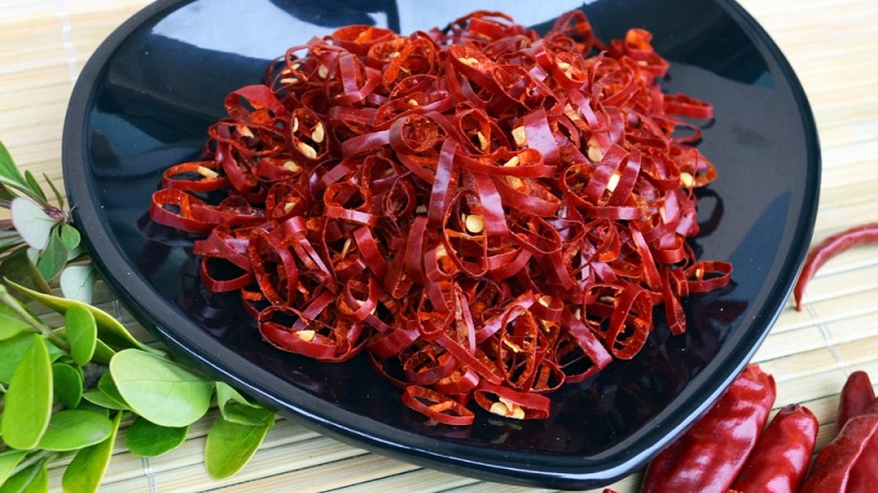 How to keep hot peppers for the winter at home frozen, dried or canned