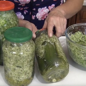 How to cook cucumbers in your own juice for the winter without sterilization: recipes and advice from experienced housewives