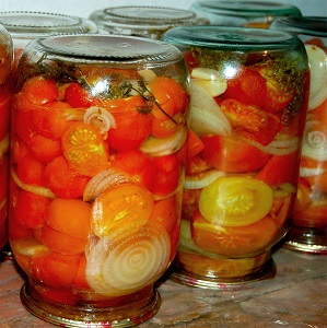 How to cook delicious canned tomatoes for the winter in liter jars: a selection of the best recipes
