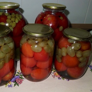 How to cook delicious canned tomatoes for the winter in liter jars: a selection of the best recipes