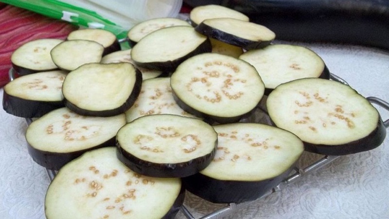 How to dry eggplants for the winter at home correctly: 3 best ways