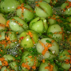 How to prepare unripe tomatoes for the winter: cover green tomatoes according to the best recipes