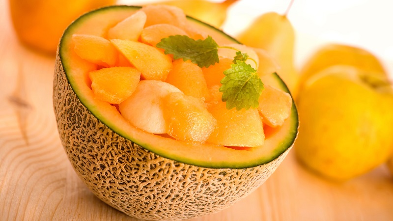 What vitamins are in melon and how is it useful for the body