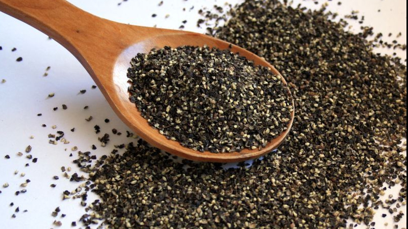The benefits and harms of ground black pepper for health, rules and methods of its use