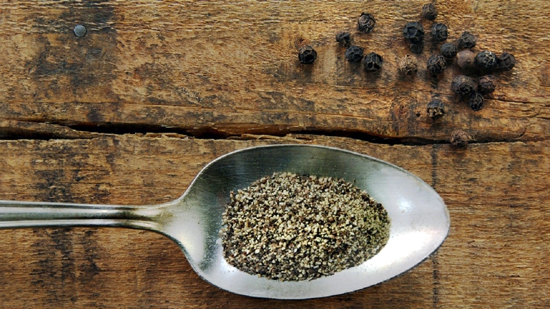 The benefits and harms of ground black pepper for health, rules and methods of its use