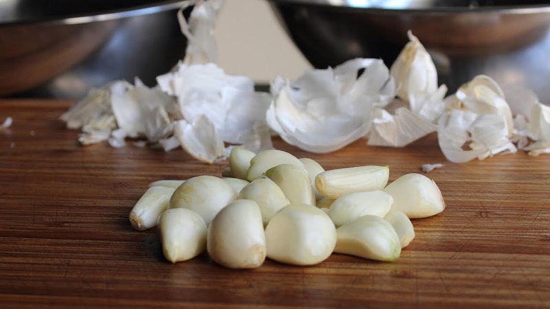Free universal remedy - garlic peel: useful properties and ways of its use in different fields