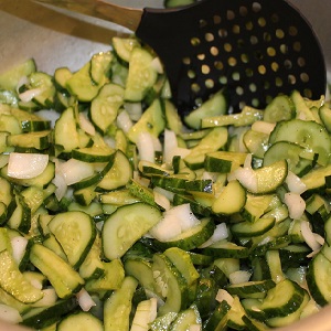 We close cucumbers in our own juice quickly and tasty