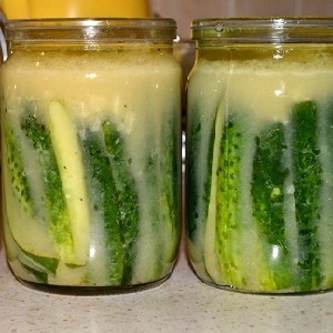 We close cucumbers in our own juice quickly and tasty