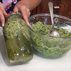 We close cucumbers in our own juice quickly and tasty