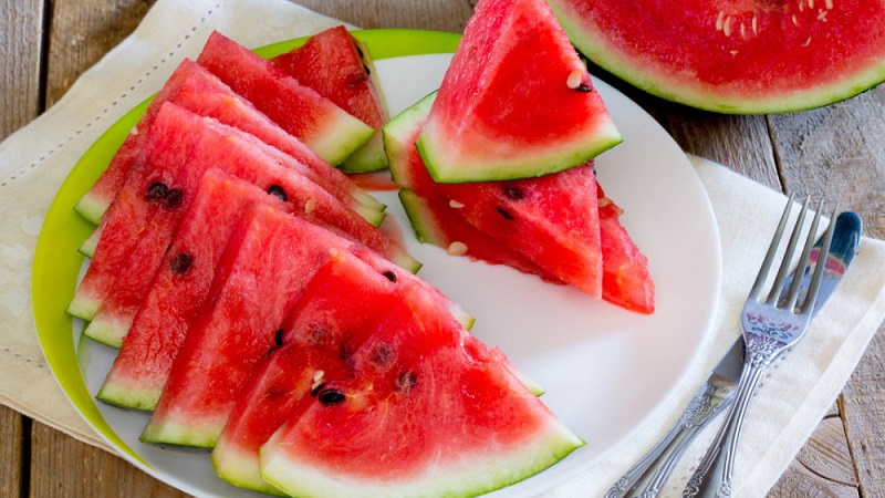 Watermelon raises or lowers blood pressure: is it possible to eat it with hypertension