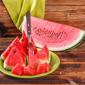 Watermelon raises or lowers blood pressure: is it possible to eat it with hypertension