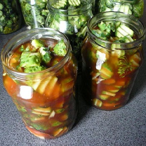 How to deliciously cook pickled cucumbers for the winter in tomato juice: the best recipes