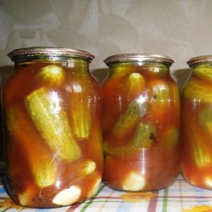 How to deliciously cook pickled cucumbers for the winter in tomato juice: the best recipes