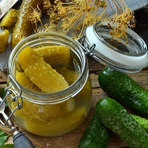 How to prepare delicious pickles with mustard for the winter