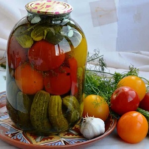 Tasty and simple pickling cucumbers with vinegar for the winter in jars