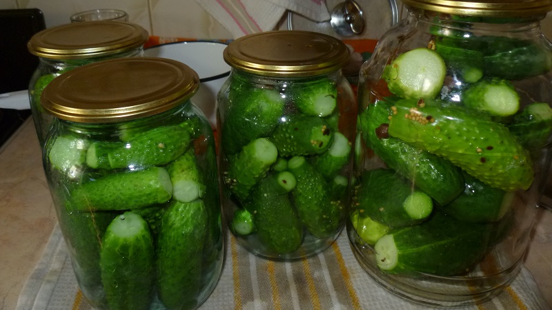 Tasty and simple pickling cucumbers with vinegar for the winter in jars
