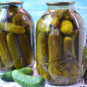 Tasty and simple pickling cucumbers with vinegar for the winter in jars